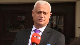 Десислава Атанасова може да подаде оставка заради укрити пътувания с Делян Пеевски