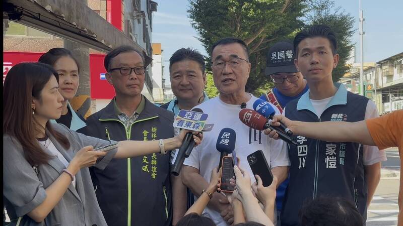 柯志恩競選看板引發爭議，賴瑞隆質疑花費上億元