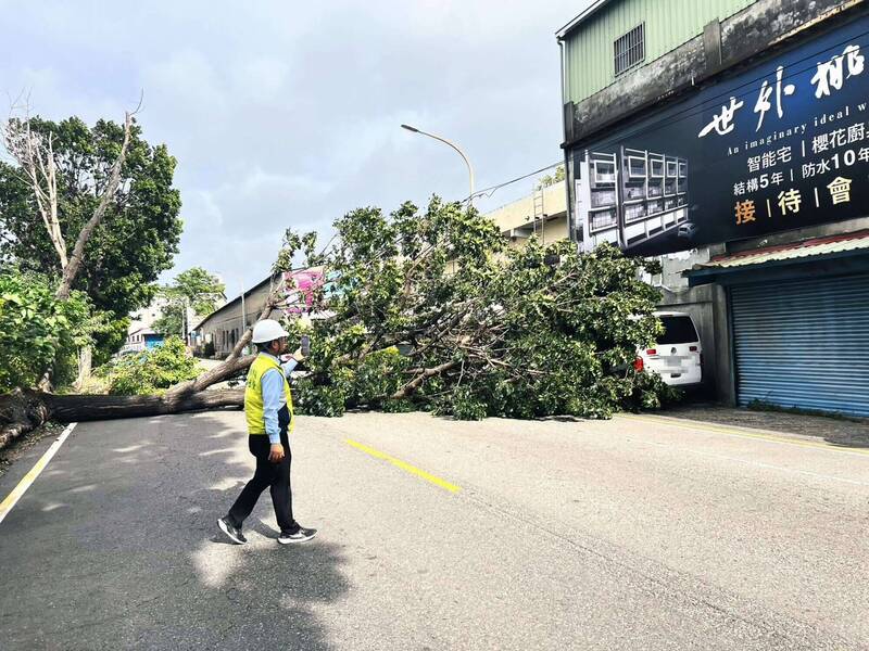 薔琵颱風重壓救護車，土石流警戒及郭德綱演出爭議