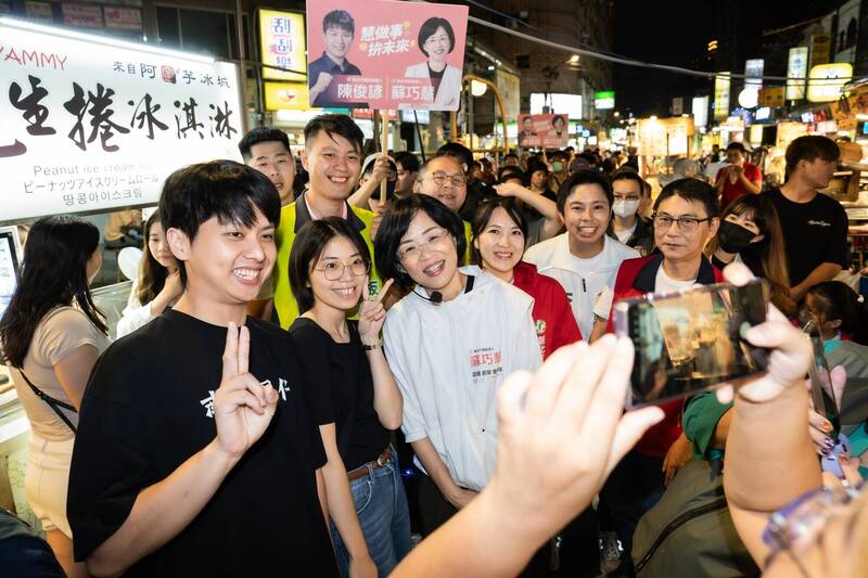 蘇巧慧掃街造勢，強調新北發展與招商，沈伯洋合體助陣