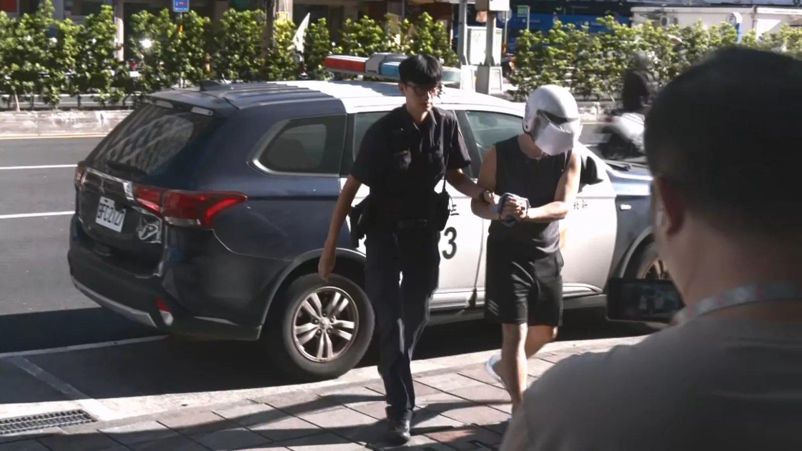 新北女童遭父親以羞辱字牌遊街，涉違反保護令遭聲押
