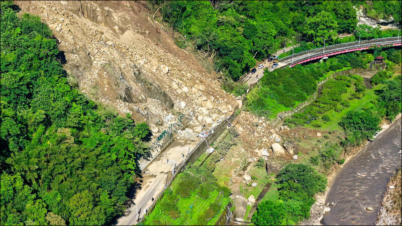 苗栗縣62線易落石規劃興建明隧道，台東縣長涉農路圖利案交保，薔琵颱風逼近台灣