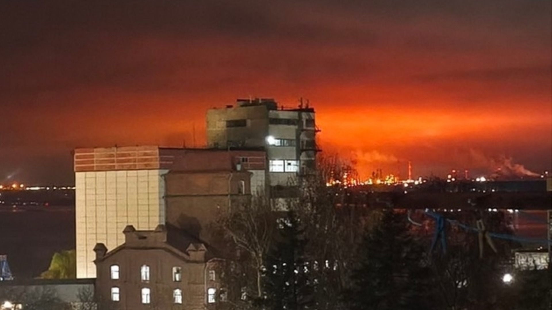 Украйна удари петролна рафинерия и авиобаза в Саратовска област