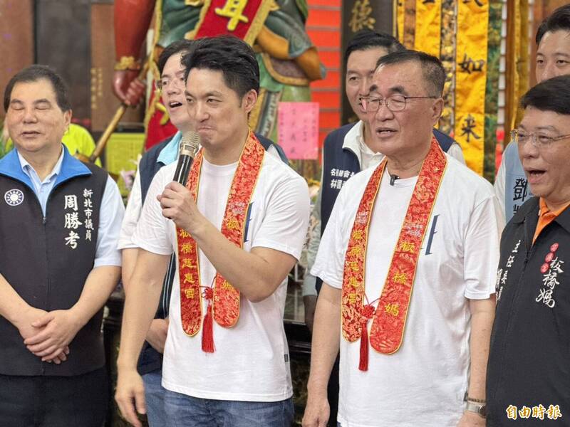 李四川稱讚蔣萬安「一字不漏」引發爭議，凸顯其臨場應變能力不足