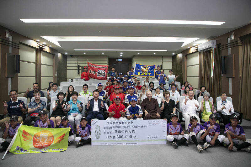 嘉義縣基層棒球及體育發展獲賢首慈恩教育基金會捐贈二百萬