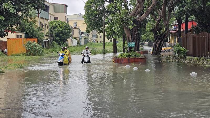 高雄大雨淹水，昭明國小取消返校日；全台國中小實施免費營養午餐，美網搶票熱潮，捷運信義東延線通車