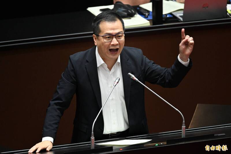 羅智強質疑沈伯洋廢死立場引發爭議，黃暐瀚曬出舊影片反駁