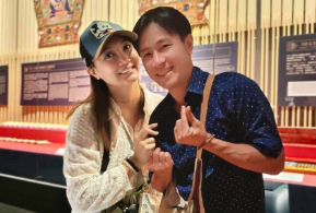 傅子純過世三個月後，遺孀環島圓夢並攜帶立牌致敬