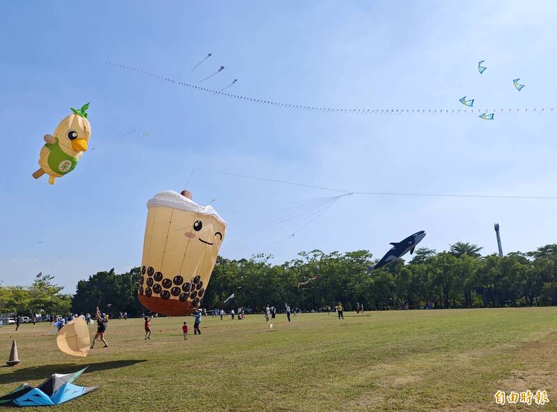 台南風箏嘉年華登場，多項活動吸引親子同樂；公路局圖卡使用中國軍機引發爭議