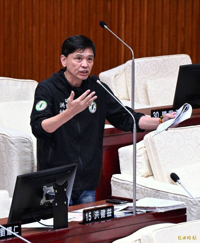 蔣萬安接受郭正亮專訪，沈伯洋民調領先；新北議員競選看板遭惡意破壞