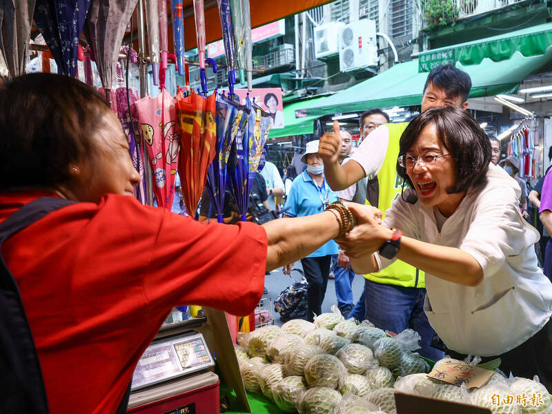 蘇巧慧掃街與選民互動，翁章梁預估嘉義農工科技產值