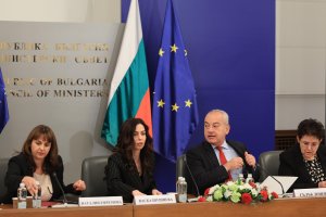 Правителството увеличава данъчните облекчения за деца и променя праговете за регистрация
