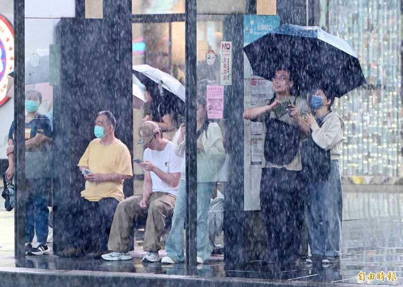 西南風增強導致中南部豪雨，下週恐連下七天