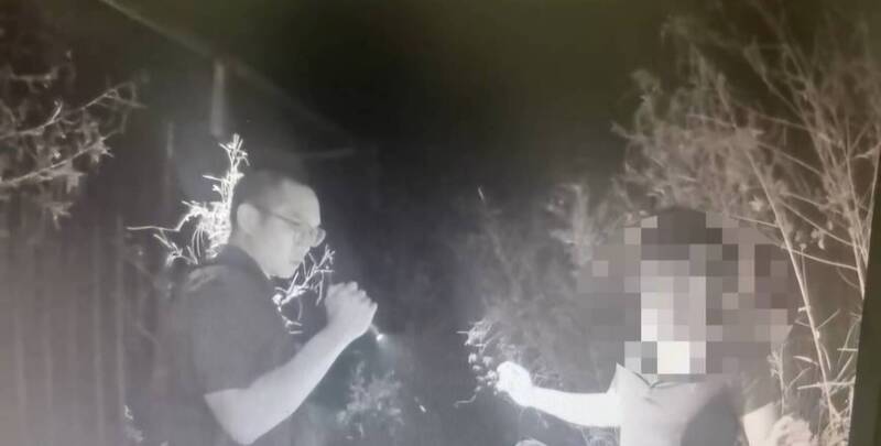 嘉義市警方逮捕詐欺犯，查獲贓款；嫌犯拒檢逃入草叢