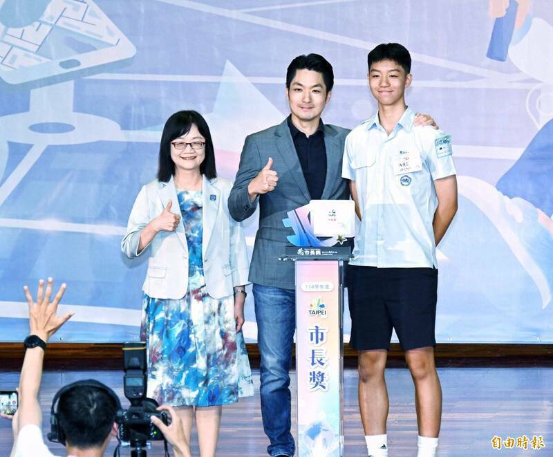 蔣萬安長子獲市長獎引爭議，師大附中說明評選標準