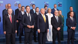 Ердоган подари пистолети на лидерите от НАТО
