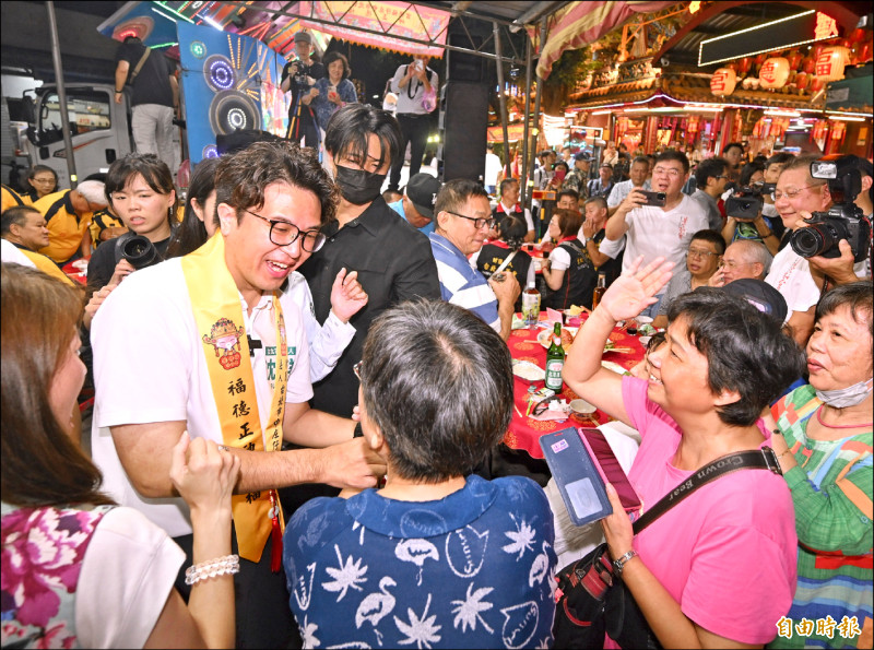 沈伯洋與蔣萬安出席中庄仔福德宮晚宴，廟方酸蔣萬安「終於回來了」；蔣萬安稱市政繁忙