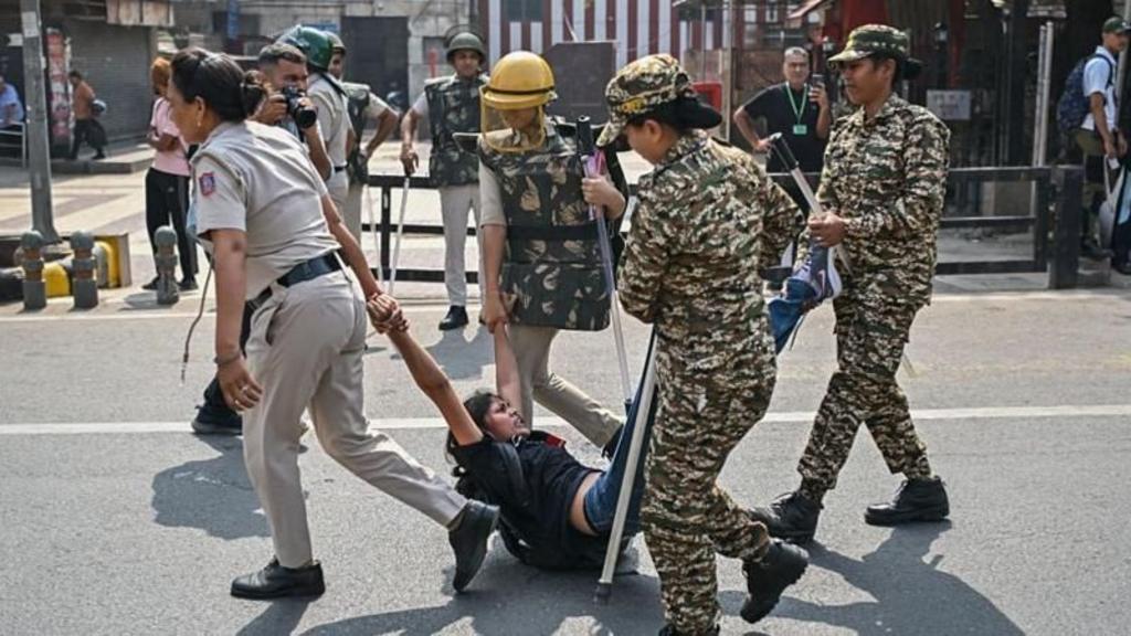 युवाओं का विरोध प्रदर्शन: चुनाव आयोग से नाराज़गी या सरकार पर अविश्वास?