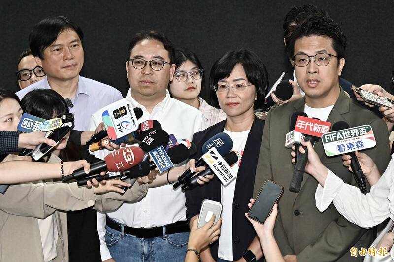 沈伯洋與黃世杰合體掃街，杜鵑颱風轉向，多項人事異動