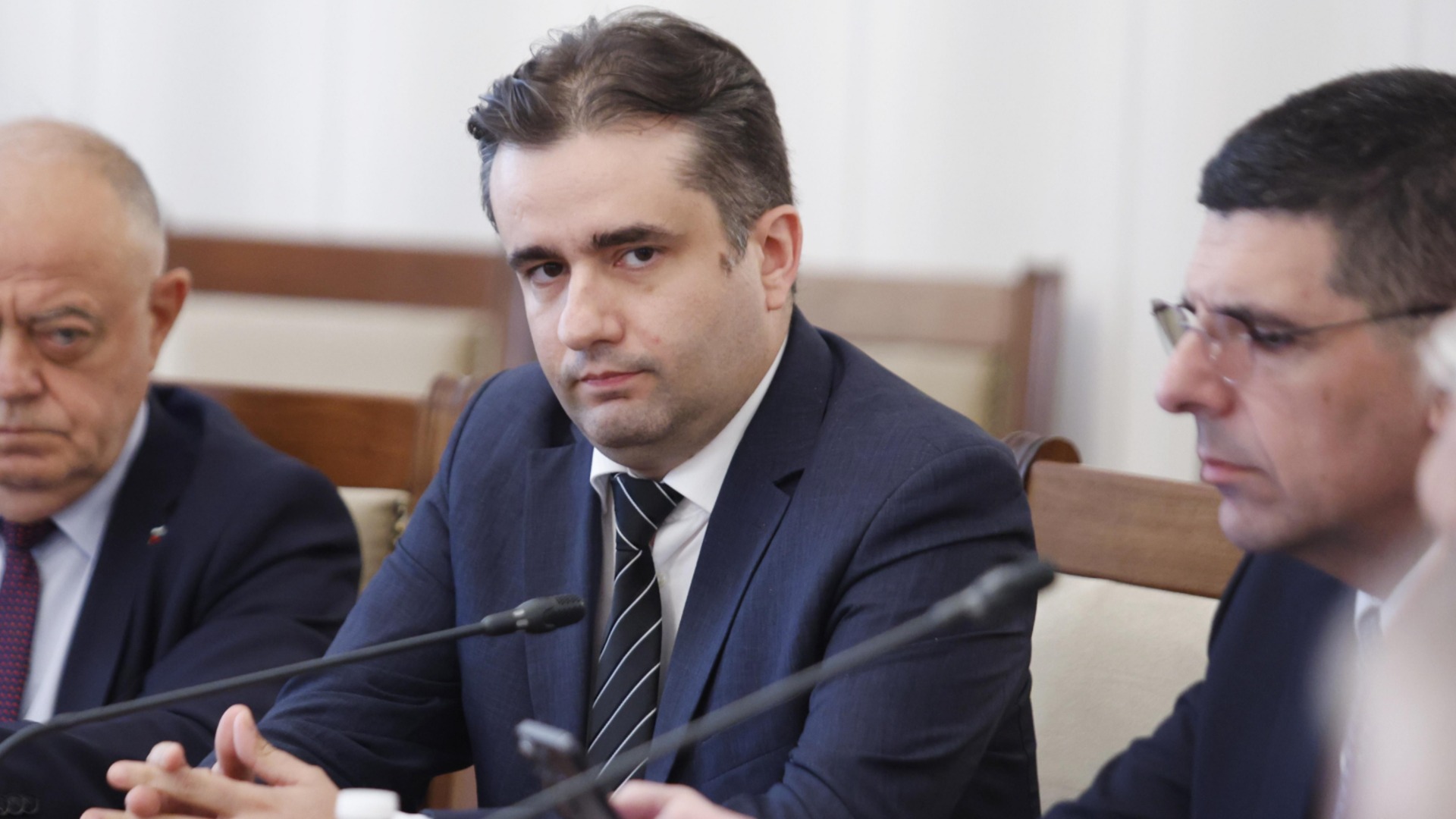 Втори тур на президентските избори: ДБ отчита подценяване на демократичните избиратели и спад в доверието към управляващите