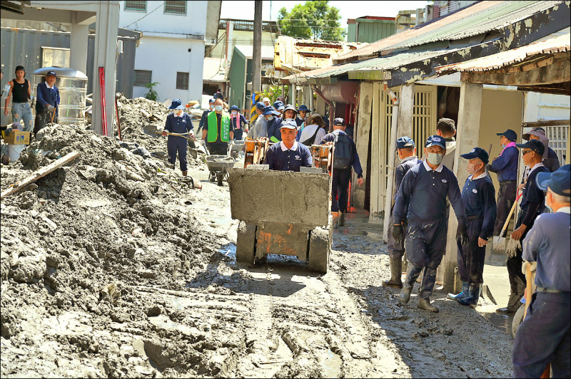 花蓮光復鄉馬太鞍溪堰塞湖災後一年：重建、互助與傷痕