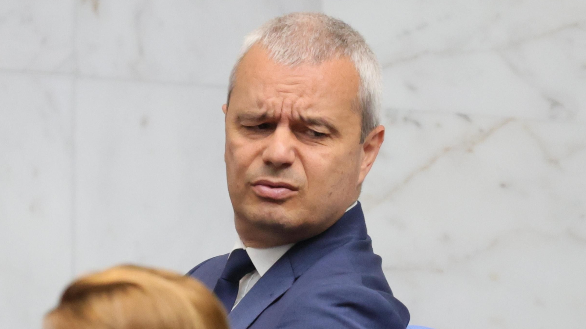Костадинов призова за оставката на Илияна Йотова след инцидент с журналистка