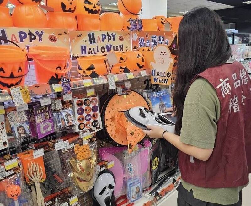 桃園萬聖節商品抽查不合格率逾三成；宜蘭正神名黨涉嫌宴請選民，首件政黨賄選案