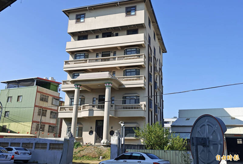 彰化埔心「蓮花柱」別墅暫未售出 屋主撤銷售屋布條、澄清財務狀況