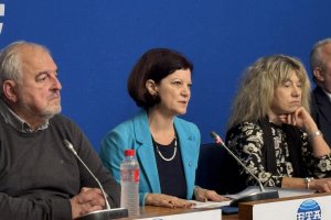 Десет бивши образователни министри се противопоставят на предложението за единен учебник