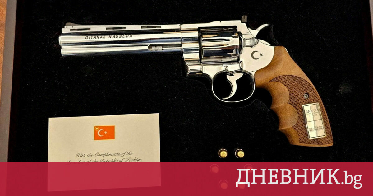 Румен Радев дарява револвер, получен от Ердоган, на музея на МВР