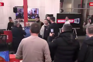 Протестиращи нахлуха в телевизия „Информер“ в Белград и предизвикаха хаос
