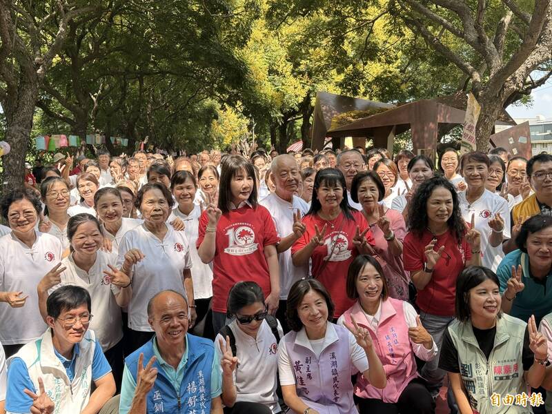 謝典霖父子收押後首露面，立委謝衣鳯盼家人清白