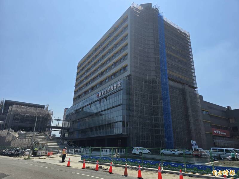 屏東基督教醫院新院區主體完工，明年上半年啟用；排球男神溫逸凱在泰國爆紅