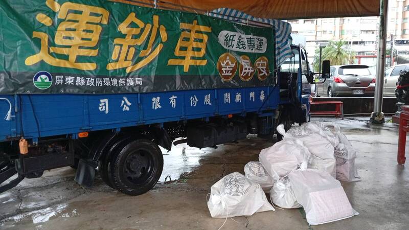 屏東農曆七月運送紙錢量增，新北藍白合作現裂痕，台南豪雨引發選戰攻防
