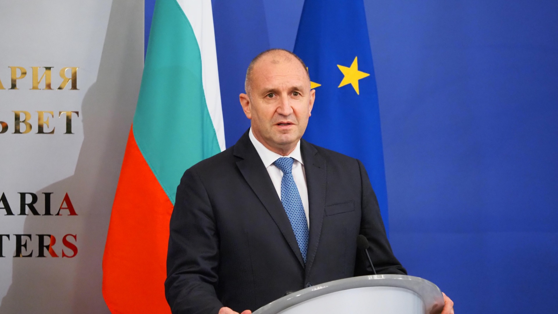 Радев твърди, че е премахнал олигархията, докато разследване разкрива връзки между политици и обществени поръчки за мантинели