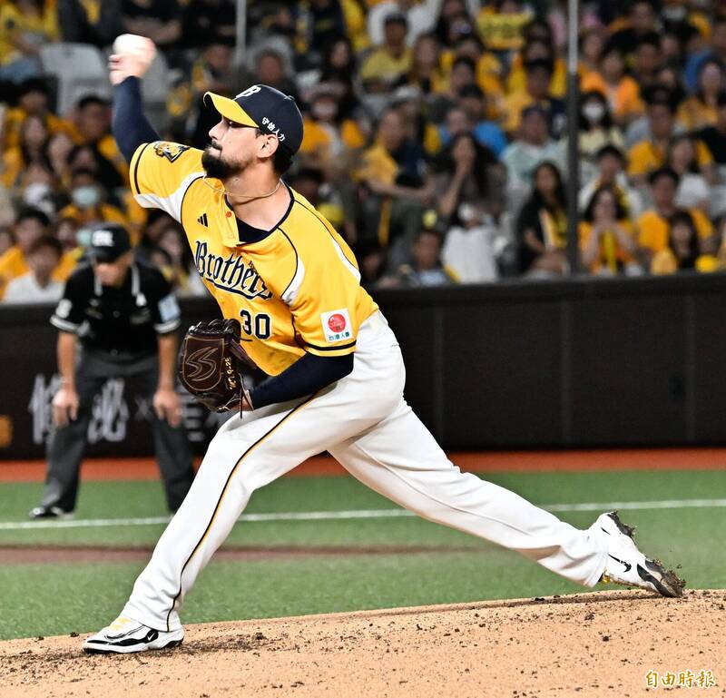 台灣體操選手唐嘉鴻在世界錦標賽單槓項目奪金，創下歷史新頁；蘇清泉因言論引發爭議並道歉