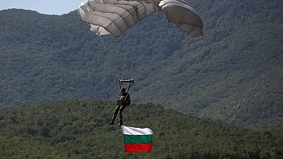 Военните парашутисти отбелязаха 82 години от създаването на формированието