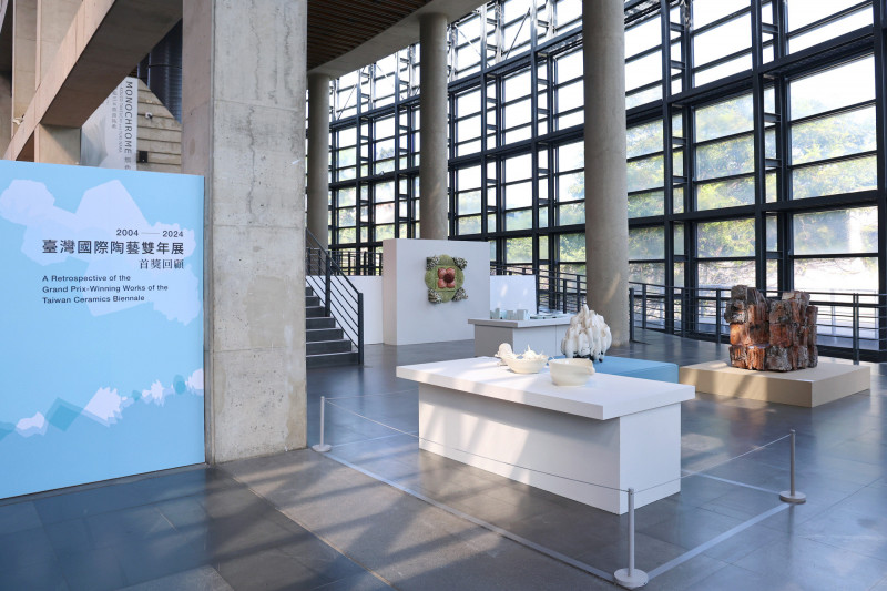 台灣國際陶藝雙年展回顧展登場，展出歷屆首獎作品；高雄選戰柯志恩與蔣萬安合體掃街；蘇貞昌遭爆請女兒辦耶誕趴趕走前縣長