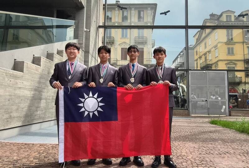 台灣高中生在國際地科奧林匹亞競賽中獲兩金兩銀，總排名第三