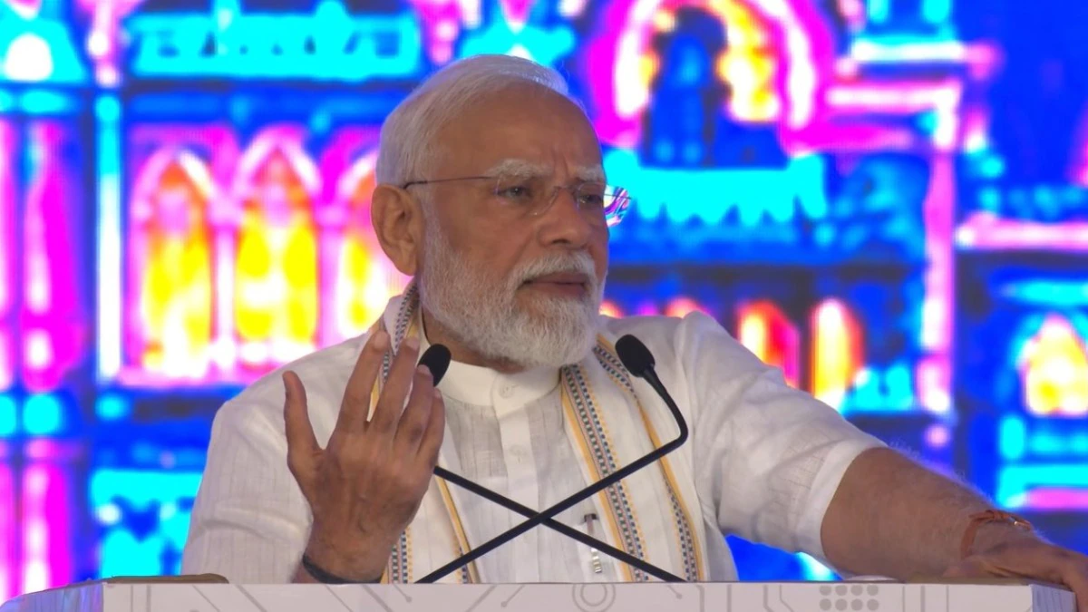 वडोदरा में पीएम मोदी का जनसंपर्क और बुनियादी ढांचे पर जोर