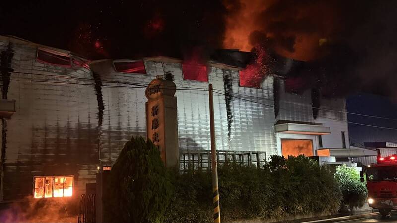 台南廢橡膠廠深夜起火，百餘消防員跨區馳援；富邦悍將季後賽夢碎，屏東縣長選戰廟口對決
