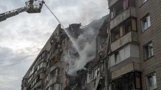 Броят на загиналите при руска атака срещу Киев достигна 18 души