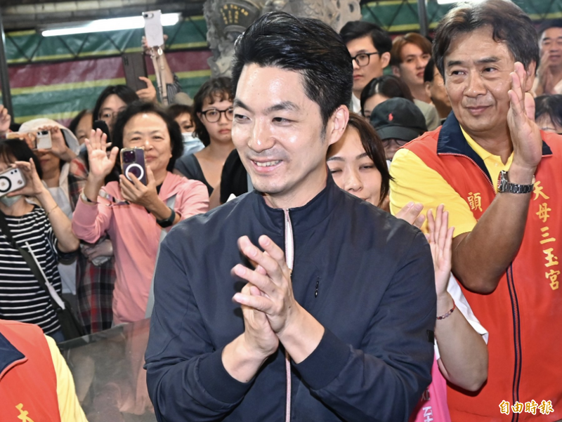 蔣萬安身體不適取消行程，妻子代夫掃街；傳為辯論「打預防針」