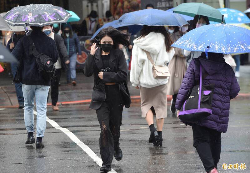 西南風與低壓帶影響 中南部六縣市大雨特報