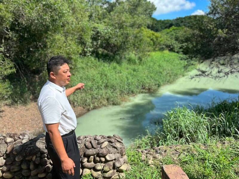 台中市橫山公園滯洪池水變乳白色，環保局追查中科廠商偷排廢水