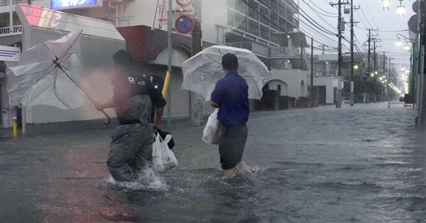 颱風杜鵑重創日本關東地區，造成土石流及交通大亂