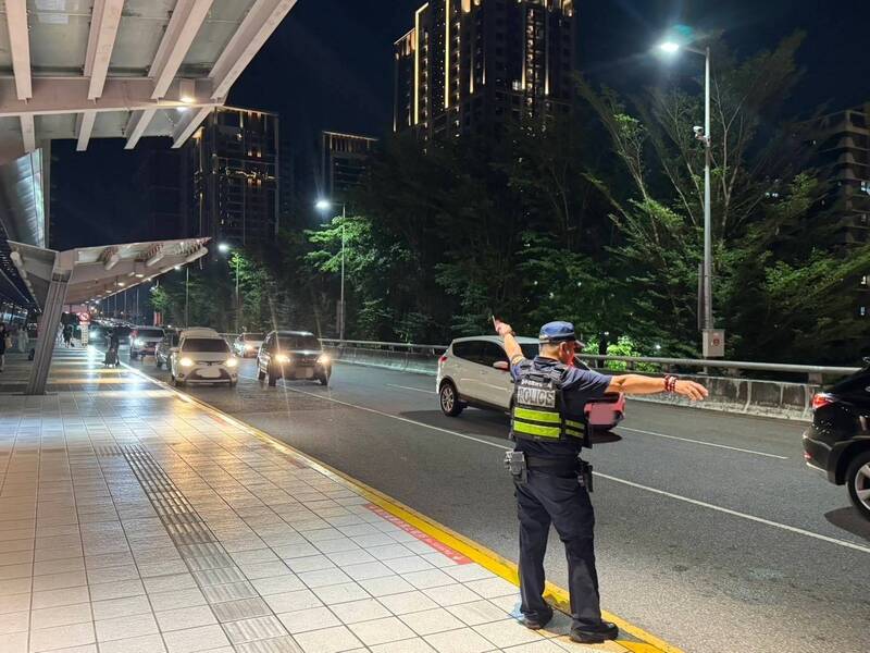 國慶連假台中高鐵湧車潮，警方科技執法；台東馬偕醫師獲防癌獎；弘光科大女子電競賽開打；中國海上民兵船現身台灣東部海域；台中電廠二期環評遭撤銷