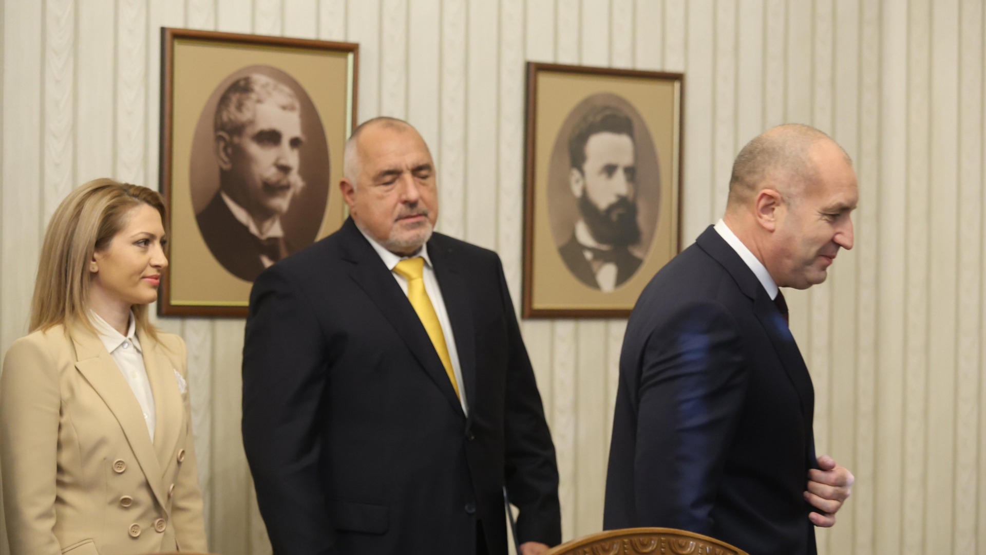 „Лукойл“ разполага с петрол до декември, правителството планира инвестиции в ПАВЕЦ „Чаира“ и нарастват опасенията за цените на петрола