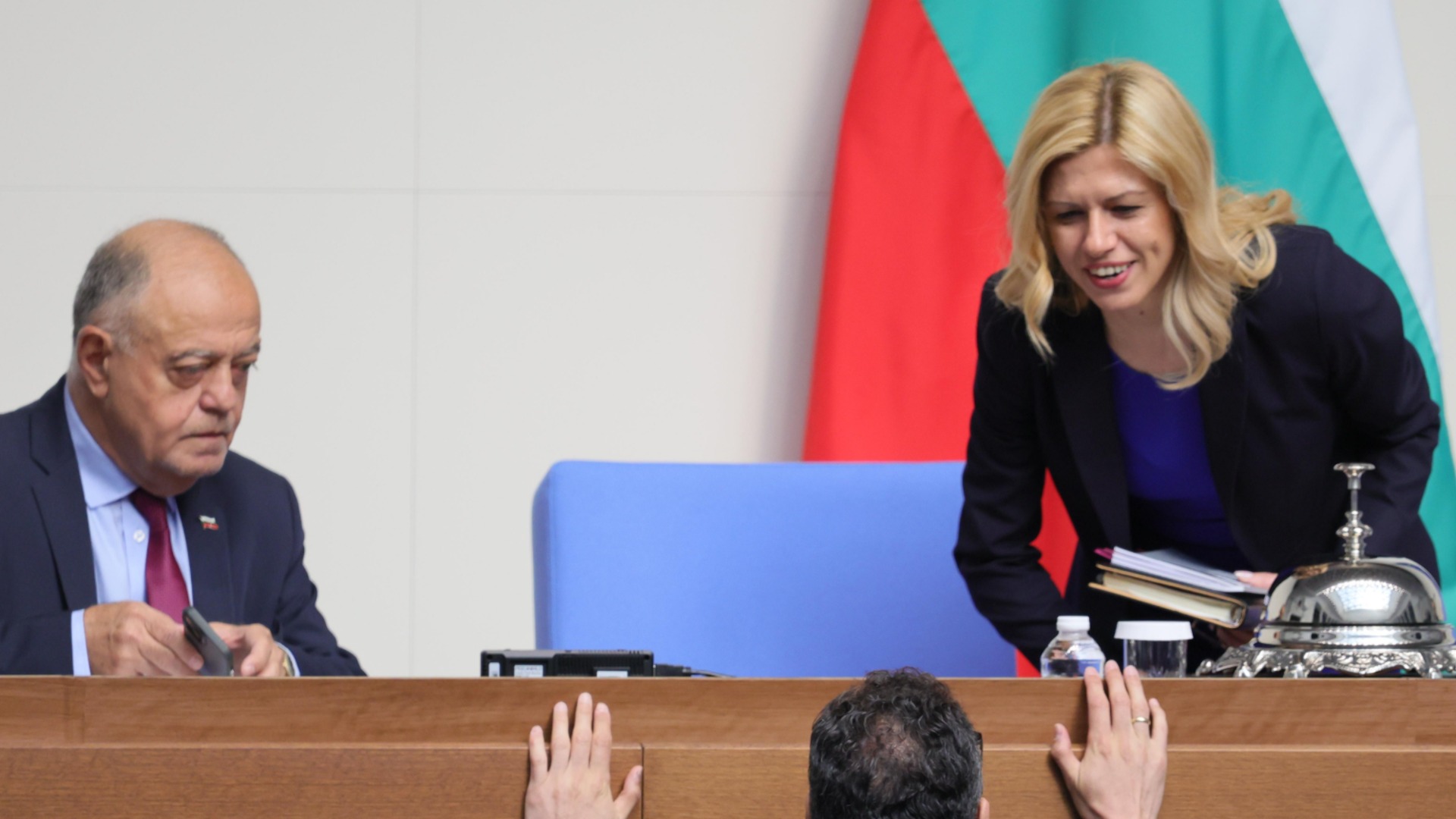 Искания за оставка на председателя на Народното събрание Михаела Доцова след инцидент с журналистка