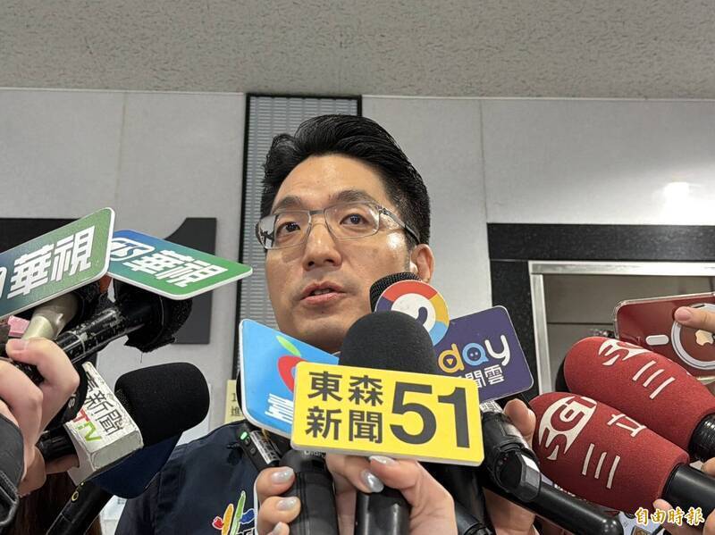 蔣萬安罕見戴眼鏡勘災，台電搶修停電，新北房市區域分化
